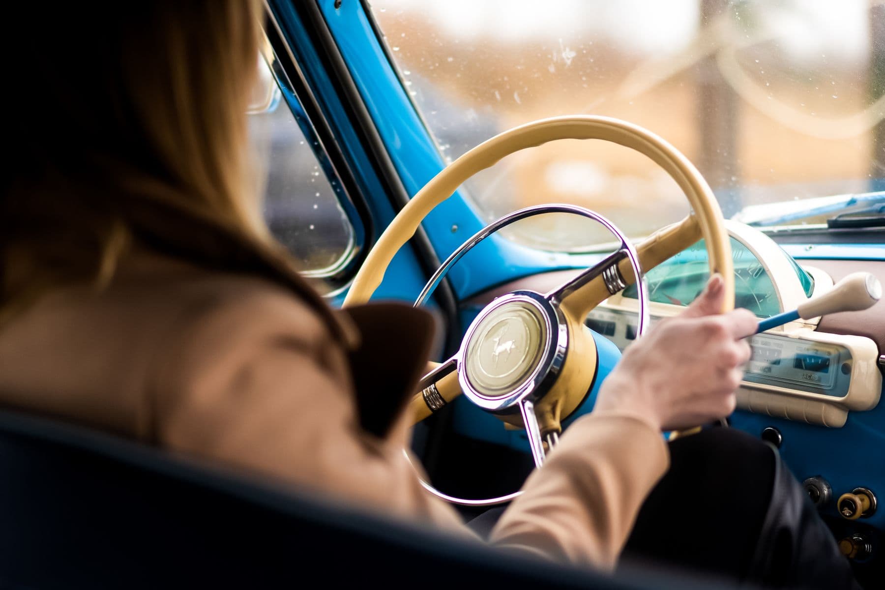 Hände am Lenkrad eines Autos